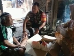 Babinsa Koramil 1409-01/Somba Opu Masuk Dapur Masyarakat, Bawakan Sembako Pemulung Lansia Penderita Disabilitas