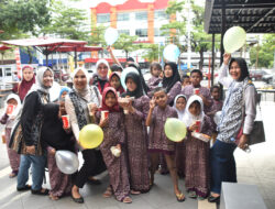 Jumat Berkah, Persit Kodim Makassar Boyong Anak Panti ke Resto Cepat Saji