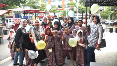 Jumat Berkah, Persit Kodim Makassar Boyong Anak Panti ke Resto Cepat Saji