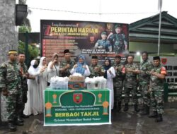 Jumat Berkah di Ramadhan, Personel dan Persit Koramil 1408-10/Pnk Bagi Takjil ke Pengguna Jalan dan Warga