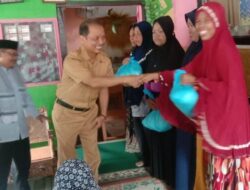 Silaturahmi di Longwis, Diskominfo Makassar Serahkan Bantuan Paket Sembako ke Warga