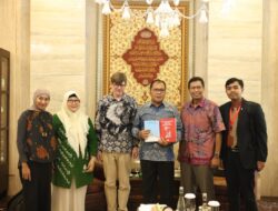 Terima Buku Emmannuel Lemaire, Danny Pomanto: Sejarah Makassar-Perancis Sangat Dekat