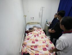 Gubernur Sulsel Jenguk Korban Rubuhnya Kubah Masjid yang Dirawat di RS