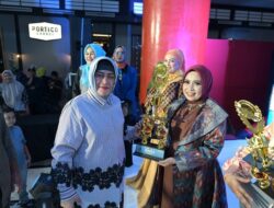 Indira Serahkan Penghargaan Pemenang Fashion Show Festival UMKM Lorong Wisata