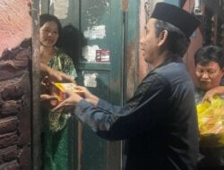 Grebek Sahur, Rudianto Lallo Keliling Rumah Warga Bagikan Makanan