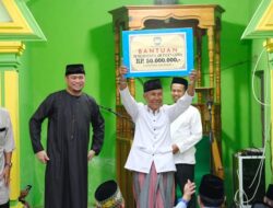 Tarawih Keliling, Adnan-Kio Kembali Serahkan Bantuan Masjid