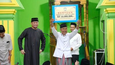 Tarawih Keliling, Adnan-Kio Kembali Serahkan Bantuan Masjid
