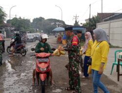 Rutinkan Bagi Takjil, Koramil 1409-01/Somba Opu Gerakkan Potwil