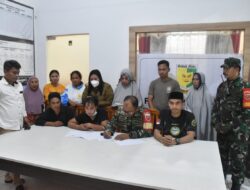 Warga Berdesakan di Pembagian Zakat, Babinsa 1408/Makassar Evakuasi yang Pingsan dan Terhimpit