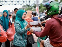 PKK dan DWP Gowa Bagikan Ribuan Takjil ke Pengguna Jalan dan Warga Kurang Mampu