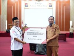 Gubernur Serahkan Zakat ke BAZNAS Sulsel
