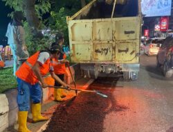 Jaga Infrastruktur Tetap Baik dan Aman, Satgas Sapu Lubang Dinas PU Makassar Lakukan Pemeliharaan Jalan di Jalan Penghibur