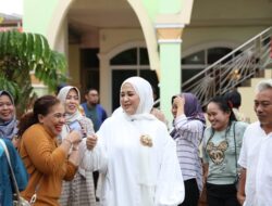 Safari Ramadan, Fatmawati Rusdi Bagikan Sembako Warga Longwis Perpignan Katimbang
