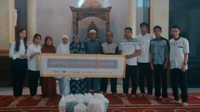 Harper Perintis Makassar by ASTON Gelar Bersih-bersih Masjid dan Bagi-bagi Takjil