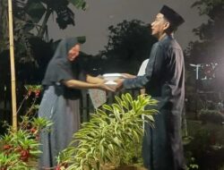 Gerebek Sahur Dibonceng Motor, Ketua DPRD Makassar Bagikan Makanan di Sudiang Raya