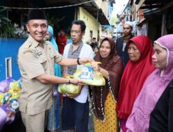 Silaturahmi Bersama Warga di Lorong Wisata, Dinas Kominfo Makassar Bagi-bagi Paket Sembako