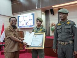 Amankan OTK yang Bawa Senpi, Gubernur Beri Penghargaan 3 Personel Satpol PP