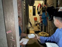 Ketua DPRD Makassar Masuki Lorong-lorong, Bagikan Makanan Sahur untuk Warga