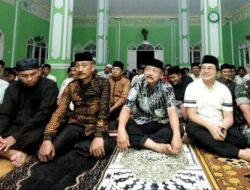Wabup Gowa dan Sekkab Tarawih di Bontonompo Selatan