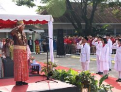 Hardiknas, Danny Canangkan Penggunaan Baju Adat dan Penerapan Metode Belajar Gampang Asyik Menyenangkan