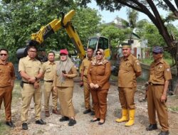 Kadis PU Makassar Zuhaelsi Zubir Tinjau Langsung Pengerukan Drainase di Adyaksa
