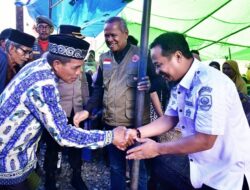 Gubernur Andi Sudirman Serahkan Bantuan untuk Korban Banjir di Luwu