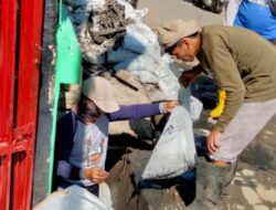 Antisipasi Genangan, Satgas Dinas PU Rutin Keruk Saluran Drainase