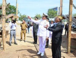 Panglima TNI Terkesima dengan Pembuatan Kapal Pinisi di Makassar