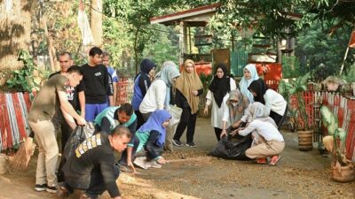 Indira Mulyasari Pimpin Pegawai Perumda Air Minum Kota Makassar Bersih-bersih di Sekitar IPA II Panaikang