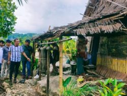 Momen Saat Sejumlah Prajurit Membongkar Rumah Reyot Pak John dan Direhab Jadi Layak Huni