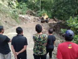 Dinas PUPR Turunkan Alat Berat Bersihkan Material Longsor di Sinjai