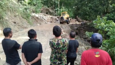 Dinas PUPR Turunkan Alat Berat Bersihkan Material Longsor di Sinjai