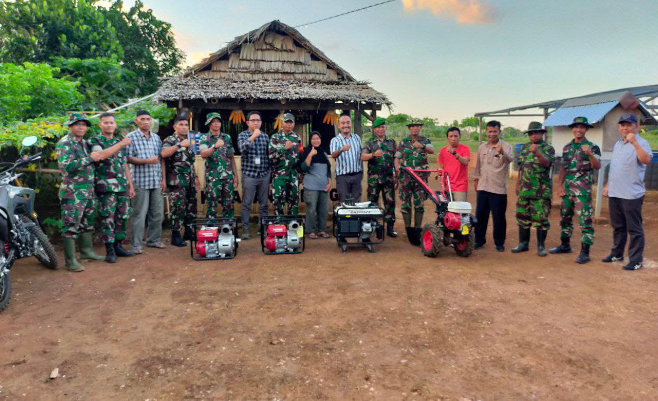 Tim wasev dari Bank Indonesia bersama tim PT Gramedia Pustaka saat meninjau lokasi program ketahanan pangan di wilayah kodim Gowa.(Foto:ist)