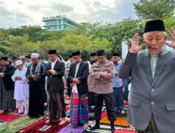 Rudianto Lallo Salat Idul Adha Bareng Warga Muhammadiyah di Pantai Losari Makassar