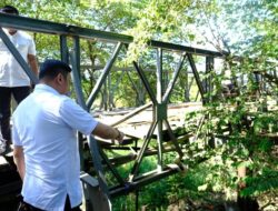 Tinjau Kondisi Jembatan Jenelata, Adnan: Sabar, Tahun Depan Akan Dibangun Kembali