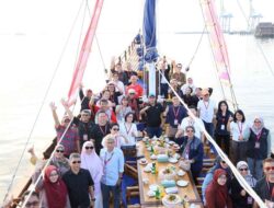 Arsitek se-ASEAN Menikmati Senja di Pantai Losari dari Kapal Pinisi