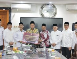 Danny Serahkan Bonus kepada Kafilah Makassar Pemenang Kompetisi Tilawatil Qur’an dan Hadits, Segini Jumlahnya