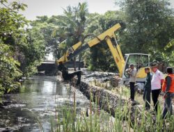 Respon Cepat Aduan Kelurahan, Satgas Drainase Dinas PU Kota Makassar Keruk Kanal Buloa