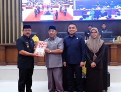 Wabup Gowa Serahkan Ranperda Pajak dan Retribusi Daerah Ke DPRD