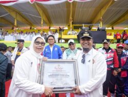 Terima Penghargaan dari PGRI, Andi Sudirman: Guru Adalah Pahlawan Andalan Kita Semua