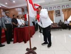 Hormat dan Cium Bendara, Tiga Napiter Ikrarkan Setia NKRI