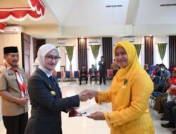 274 PNS Pemda Lutra Terima Tanda Kehormatan Satyalancana Karya Satya