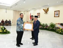 Penghargaan Adhikarya Nararya Pembangunan Pertanian untuk Gubernur Sulsel Andi Sudirman Sulaiman