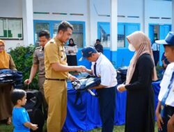 Tuntaskan Program Prioritas, Bupati Serahkan Bantuan Seragam Sekolah Gratis