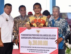 Serahkan Bantuan 8 Kapal Nelayan, Pj Gubernur: Sulsel Miliki Pantai Sangat Panjang Sekali