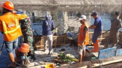 Sekcam Mamajang Pantau Pembersihan Kanal di Tanjung Alang untuk Antisipasi Banjir
