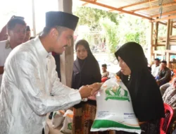 Bupati Salurkan Bantuan Beras Cadangan Pangan di Lembang Gogoso