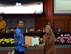 Kepala Kantor Pertanahan Sinjai Serahkan Sertifikat Tanah Aset Pemda ke Bupati
