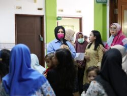 Konsen Zero Stunting, Fatmawati Rusdi Kunjungi Puskesmas Tamamaung dan Distribusikan Bantuan Telur