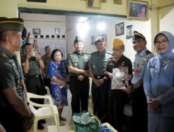 Bahagiakan Pejuang Sambut HUT TNI Ke-78, Kodam XIV/Hsn, Koopsud II dan Lantamal VI Hadirkan “Hormat Sesepuh” 